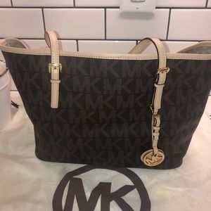 NWOT Michael Kors Jet Set Travel bag